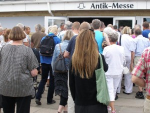 Der er tradition for kø før åbningen af fire dages antikmesse i Løkken…